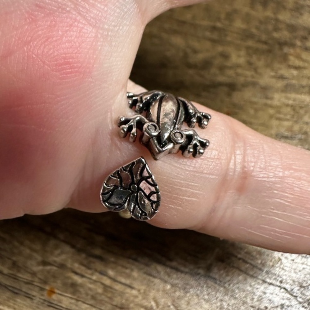 silver Frog on heart shaped lily pad ring adjustable resizeable